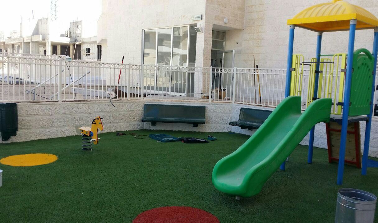 N898598 חצר משחקים לבניין מגורים