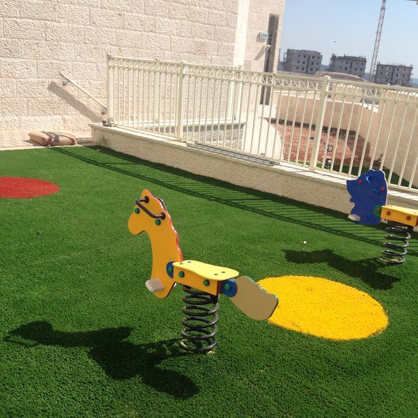P576333 חצר משחקים לבניין מגורים