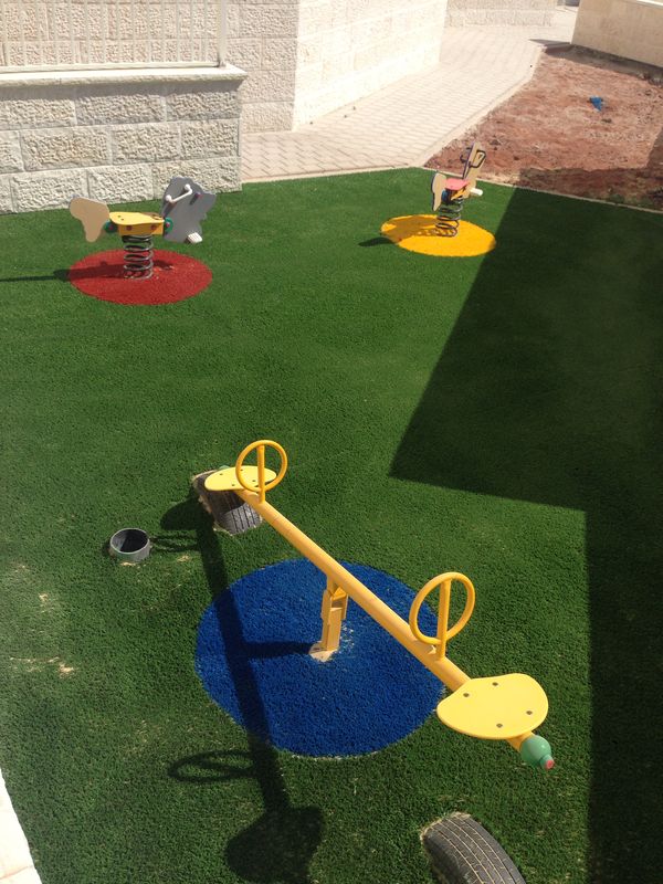 Q229119 חצר משחקים לבניין מגורים