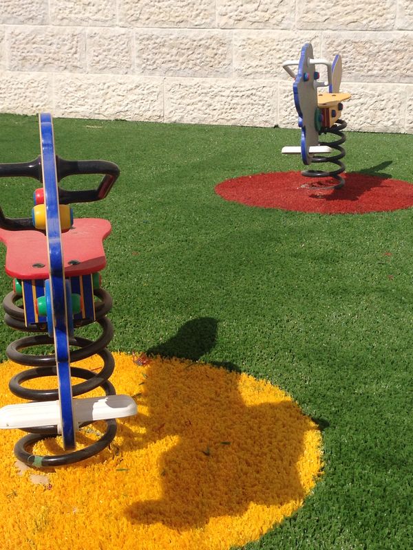 U98717 חצר משחקים לבניין מגורים