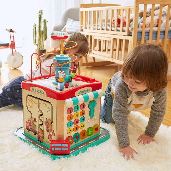 120412F קוביית פעילות ענקית לונדון